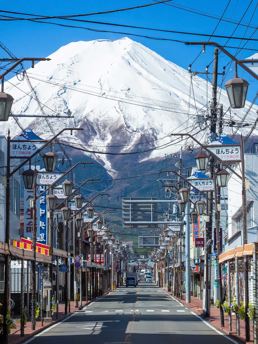富士山を望む富士吉田・本町通りの商店街