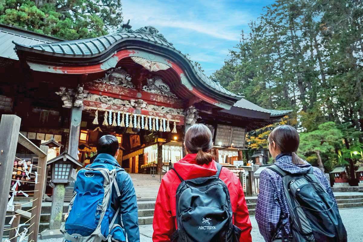 北口本宮冨士浅間神社の拝殿を参拝する旅行者
