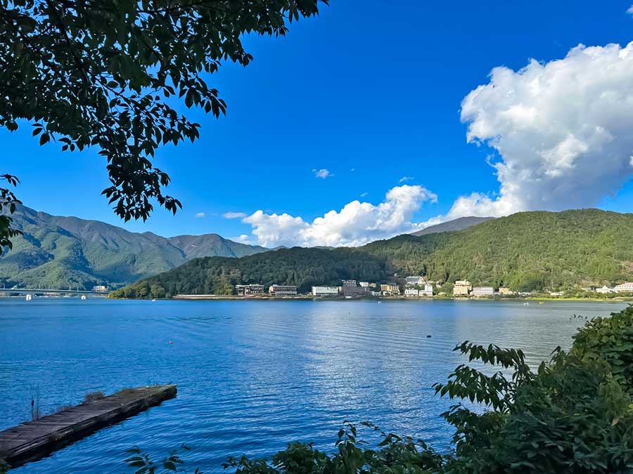 青空と湖畔の風景
